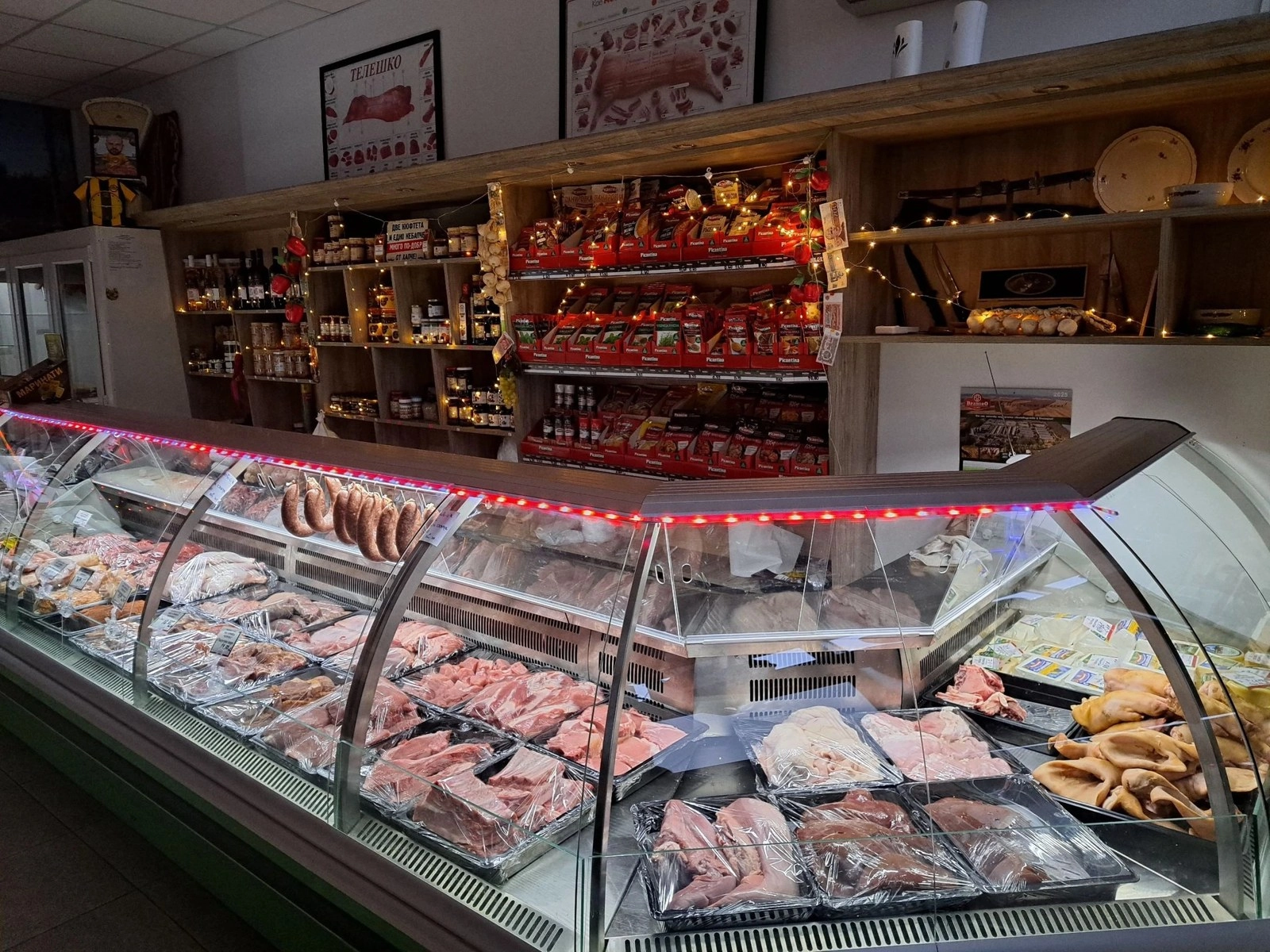 Витрина с прясно месо и продукти в месарница Корона