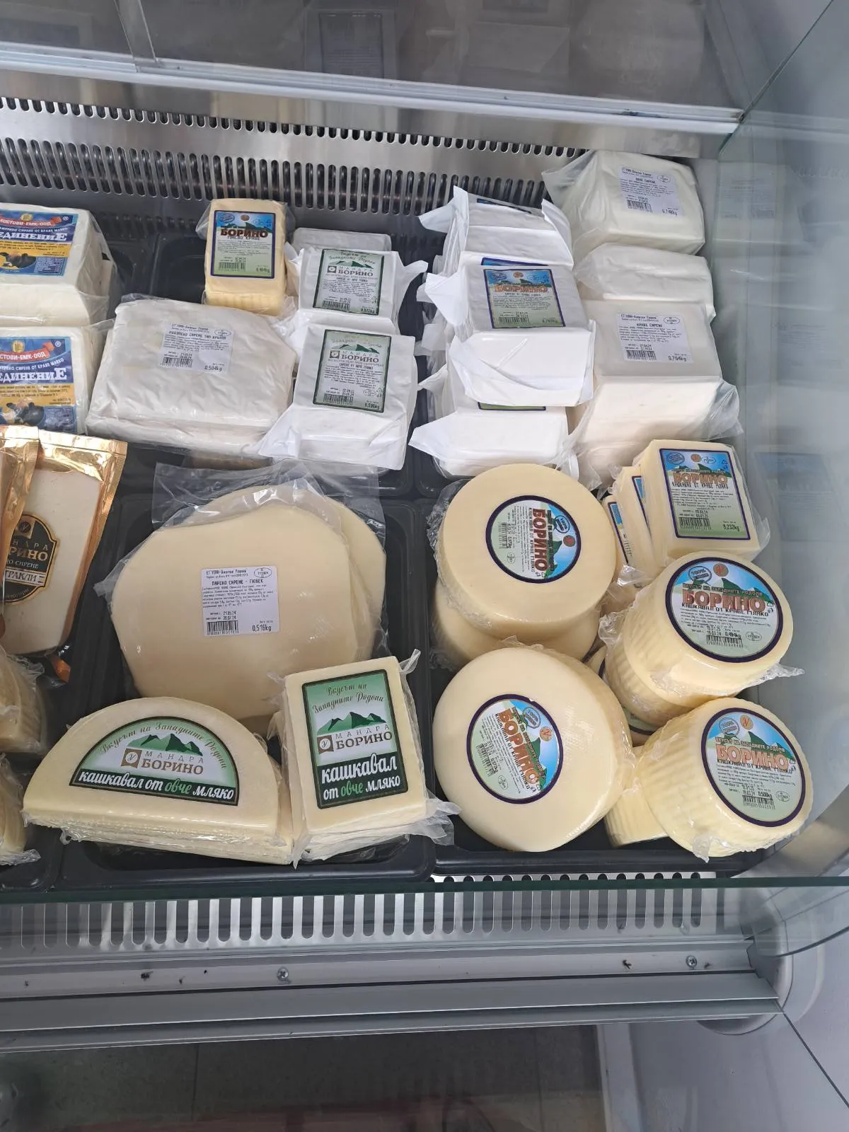 Подбрани сирена и млечни продукти във витрината
